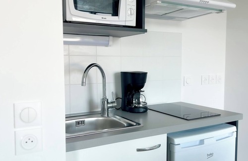 Cenon Apartment | Spacious Studio in Lormont