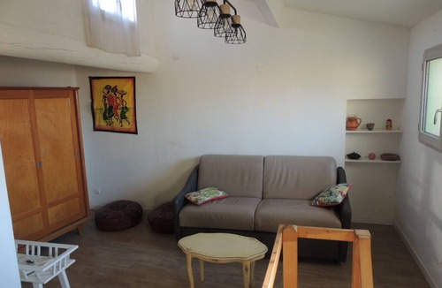 Rustrel Apartment | Studio in Rustrel Fully equipped, self-contained living room.